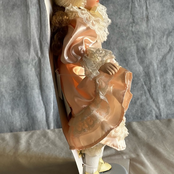 SEYMOURMANN CONNOISSEUR COLLECTION DOLL WITH STAND - Picture 10 of 15
